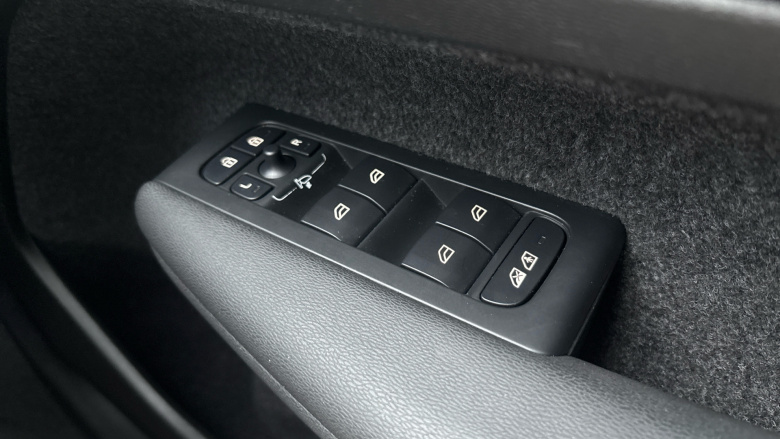 Volvo XC40 2.0 B4P Ultra Dark 5dr Auto Petrol Estate